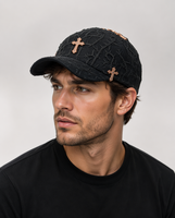 Casquette Snapback Noire Texture Dentelle Gothique avec Strass en Cristal, Badge Métallique NY et Patch Croix en Strass – Style Streetwear
