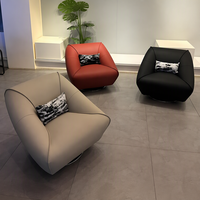 Fauteuil d'appoint sculptural moderne en cuir PU mat, siège capitonné avec dossier touffeté et base en fer pour salon