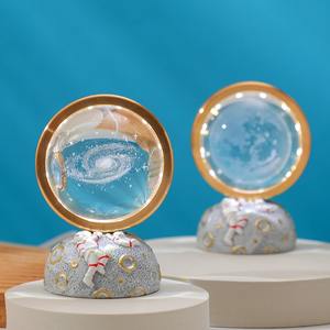 ลูกบอลคริสตัลรูปนักบินอวกาศที่กำลังบินได้ลูกบอลคริสตัลแกะสลัก3D สามารถหมุนแสงยามราตรีเพื่อเป็นของขวัญตกแต่งนักบินอวกาศสุดสร้างสรรค์ - Product Image 3