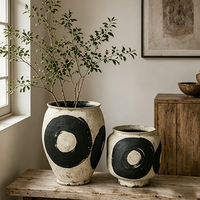 Ensemble de vases en céramique crème vieillie avec grand cercle noir dessiné à la main, style Wabi Sabi, pour décoration de meuble rustique en bois