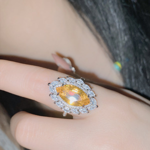 แหวนแต่งงานทรงเรขาคณิตประดับเพชรซิคอนสีชมพูระยิบระยับ ดีไซน์คลาสสิกหรูหรา ระดับไฮเอนด์ ชุบทอง 18K บนวัสดุทังสเตน รูปทรงแปดหัวใจ สำหรับผู้หญิง - Product Image 3