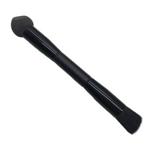 Pinceau de maquillage pour cheveux synthétiques à double extrémité en gros d'usine manche en bois noir éponge de fond de teint anti-cernes pour brosse simple pour le visage - Product Image 1