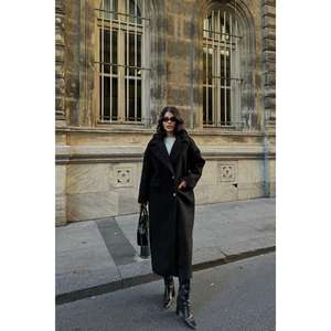 Abrigo de lujo negro de bouclé para mujer con cierre de un botón, forro transpirable reversible de nailon, estilo gabardina de doble botonadura. - Product Image 4