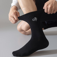 Konlee mode hommes personnalisé équipage chaussettes confortable conception personnalisée propre Logo en gros noir et blanc couleur coton chaussette