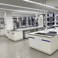Bancs de travail et îlots de travail modernes en acier pour laboratoires commerciaux, tables de contrôle qualité (CQ) et tables de laboratoire (QL)