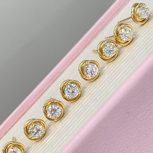 อาซูโอ ไฟน์ จิวเวลรี่ 18K ทองคำแท้สีเหลือง Au750 เพชรธรรมชาติแท้ ทรงบริลเลียนท์คัท 0.30 กะรัต ต่างหูแบบติดหูรูปดอกไม้ขนาดเล็กสุดคลาสสิก ของขวัญ - Product Image 2