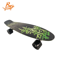 Planche à roulettes adulte 22 ''avec roue en plastique PU et étiquette de moulage Planche à roulettes en plastique poisson jeunesse