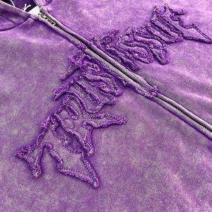 Sudadera con Capucha Personalizada con Apliques Bordados y Gráficos Desgastados, Estilo Vintage Lavado al Ácido, Sudadera Morada para Hombre - Product Image 4