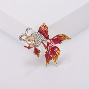 Bijoux de luxe à la mode pour femmes, élégante broche en strass en forme de <span class=keywords><strong>poisson</strong></span> <span class=keywords><strong>rouge</strong></span>, accessoires vestimentaires neutres - Product Image 1