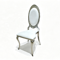 Chaise de mariage en acier inoxydable argenté avec découpe baroque en forme de médaillon ovale, dossier découpé au laser et assise en cuir blanc