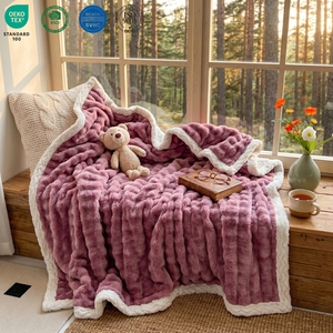 Couverture en molleton de flanelle de corail en peluche à rayures douces et chaudes pour la décoration intérieure - Product Image 1