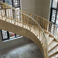 Balustrades et rampes d'escalier en aluminium doré, modernes, durables et luxueuses, au design élégant pour l'intérieur des villas