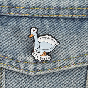 Broche en émail « Silly Goose Nurse » en forme de dessin animé, broche médicale en forme de canard, badge de revers, bijou d'infirmière mignon, cadeau en gros - Product Image 1