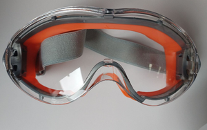 แว่นตานิรภัยป้องกันฝ้า ผลิตจากพลาสติก PC ทนแรงกระแทก กรอบโพลีคาร์บอเนต เลนส์โพลีคาร์บอเนต ได้รับมาตรฐาน EN166 เหมาะสำหรับงานก่อสร้าง - Product Image 3