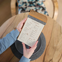 Menu de restaurant en papier avec support en bois, ensemble de présentoirs de menu de café avec logo personnalisé
