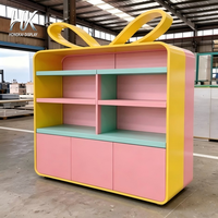 Vitrine d'exposition LED personnalisable et écologique, avec grille de rangement jaune, dessus arrondi, trois tiroirs et base bleu ciel pour magasin de détail