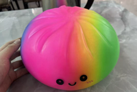 Dumplings arc-en-ciel dégradés extra-larges de 25 cm - Jouet anti-stress mignon et moelleux - Jouet promotionnel