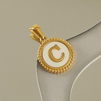 Zhongzhe Acier Inoxydable Plaqué Or 18K A-Z Lettre Cercle Pendentif Niche Design Style Classique Pendentif Bijoux Petite Amie Cadeau