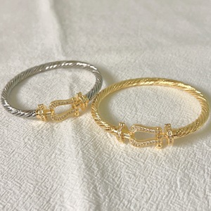 Bracelet en fil d'acier inoxydable torsadé <span class=keywords><strong>Fred</strong></span> avec fermoir fer à cheval et diamants entièrement sertis, plaqué or 18 carats, vente en gros, bijoux pas chers - Product Image 4