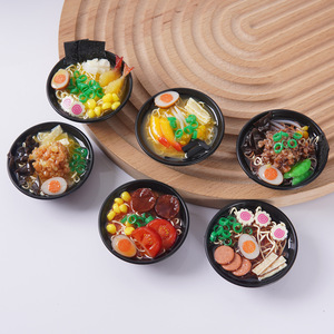Porte-clés réaliste en forme de bol de ramen, breloque de sac faite à la main en forme de nouilles aux fruits de mer, décoration de jouet alimentaire japonais. - Product Image 3