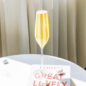 Verres à vin en cristal à rayures jaunes personnalisés-Design moderne soufflé à la main pour un décor de table lumineux et des détails de fête personnalisés - Product Image 2
