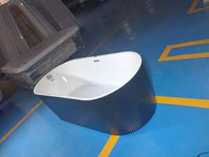 Bañera Rectangular Independiente de Acrílico Ecológico Black Feast con Esquina de Inmersión y Grifo Incluido para Hoteles - Product Image 2