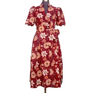Robe midi pour femme en coton tricoté 100% avec imprimé floral, silhouette évasée, col en V, manches courtes, poches, boutons, style moderne et élégant - Product Image 1
