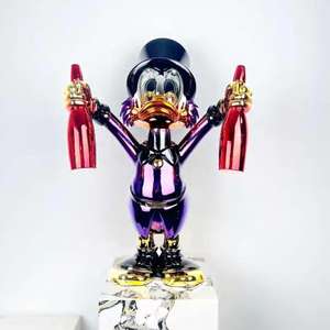 Sculpture d'art pop en résine personnalisée en gros, bouteille de champagne <span class=keywords><strong>Donald</strong></span> Duck, décoration intérieure, statue de <span class=keywords><strong>Donald</strong></span> Duck avec deux bouteilles - Product Image 4
