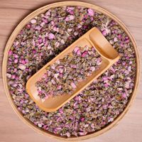 Thé aux fleurs de pêcher séchées naturelles en vrac, disponible en divers emballages : sachet, boîte, tasse, emballage sous vide, bouteille
