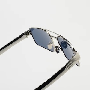 Occhiali da Sole Quadrati in Metallo Argento Premium Unisex UV400 TAC Polarizzati con Doppio Ponte, Occhiali Durevoli Anti-Riflesso per la Guida - Product Image 4