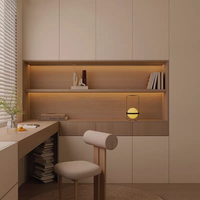 Meuble de bureau minimaliste en bois beige, unité murale de chambre à coucher, étagères ouvertes, éclairage LED, taille personnalisée, bureau Japandi, bureau minimaliste