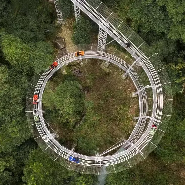 Parque de atracciones al aire libre desafío aventura paseos juegos alpino solo carril Montaña Rusa