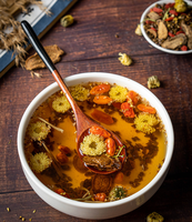 Thé aux chrysanthèmes et aux graines de cassia, mélange de tisanes bienfaisantes avec chèvrefeuille et baies de goji