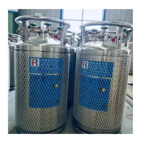 El fabricante maneja botellas de nitrógeno líquido usadas, botellas Dewar usadas y botellas de nitrógeno líquido