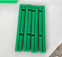 Fournisseur direct usine : Profilés plastiques UHMWPE brillants usinés CNC, moulés par extrusion sur mesure, bandes anti-usure et guides latéraux pour convoyeurs