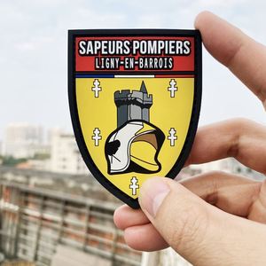 Badge en PVC souple 2D 3D de haute qualité avec logo, patch personnalisé à scratch avec bord découpé au laser pour étiquette et vêtement - Product Image 3