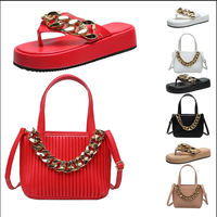 Leder-Sandalen und Umhängetaschen mit Kettenriemen – Handtaschen-Sets für Damen