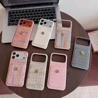 Étui de luxe rétro Camélia pour iPhone 13/14/15/17 Pro Max avec fente pour cartes et fixation adhésive – Coque de téléphone en tissu style simple