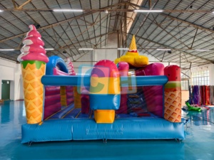 Château gonflable à succès avec fond photo, piscine intégrée et motif fraise - Product Image 6