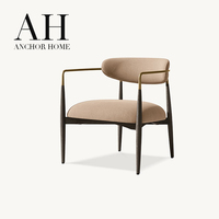 Fauteuil lounge de luxe de style mid-century moderne, couleur beige, base en bois massif, accoudoirs en métal doré, tissu rembourré confortable, fauteuil d'appoint pour hall d'hôtel