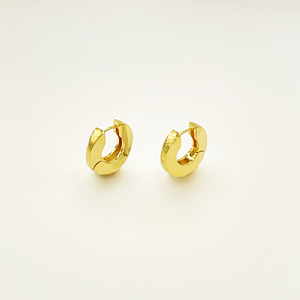 Boucles d'oreilles créoles martelées style Trunky, bijoux fantaisie dorés brillants pour le quotidien - Product Image 4