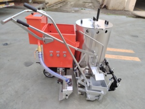 Machine de marquage routier sans air à peinture froide avec dispositif de positionnement en ligne droite pour une précision accrue - Product Image 1