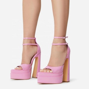 Sandales sexy à double boucle de cheville pour femme, à bout ouvert et pointu, avec plateforme extrême et talons carrés, en cuir verni - Product Image 3