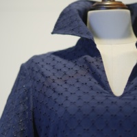 Robe midi décontractée en coton brodée à œillets, col chemise, manches courtes, col en V, coupe trapèze, bleu marine pour femme