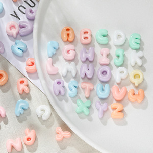 Perles en résine en forme de lettres anglaises pour la création de bijoux DIY, accessoires pour pinces à cheveux et coques de téléphone - Product Image 1