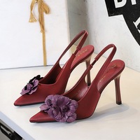 Escarpins de soirée noirs en satin à bout pointu et talon aiguille, avec fleur 3D violette, pour femme