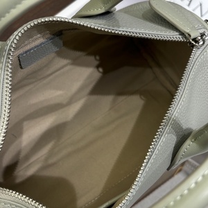 Sac à main bandoulière pour femme en cuir de vachette première couche, style rétro, design de niche, fabrication OEM, de Guangzhou, au design raffiné et tendance - Product Image 4