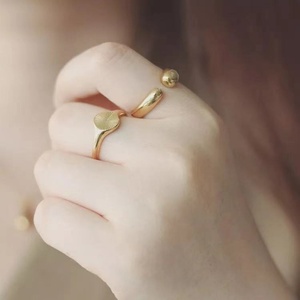 Anillo de Acero Inoxidable Chapado en Oro de Alta Calidad, Diseño Simple y Minimalista con Flor de Sol para Mujer - Product Image 3