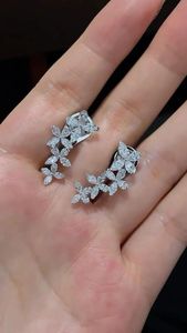 Boucles d'oreilles clous papillon en or 14 carats avec diamant de laboratoire serti clos, certifiées IGI, bijoux indiens pour mariages et cadeaux de fête - Product Image 2