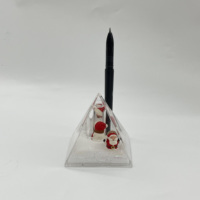 Papeterie liquide colorée avec de jolis flotteurs, porte-stylo décoratif transparent en forme de pyramide avec des cerfs et des bonhommes de neige